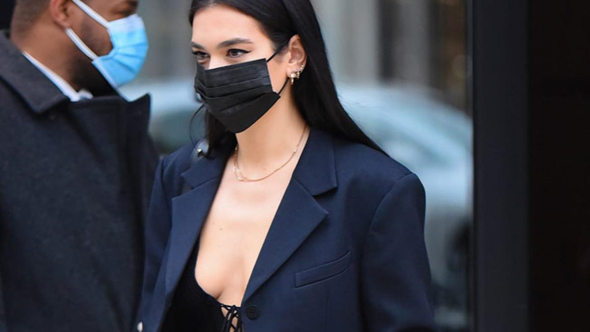 Dua Lipa, de negro por Nueva York