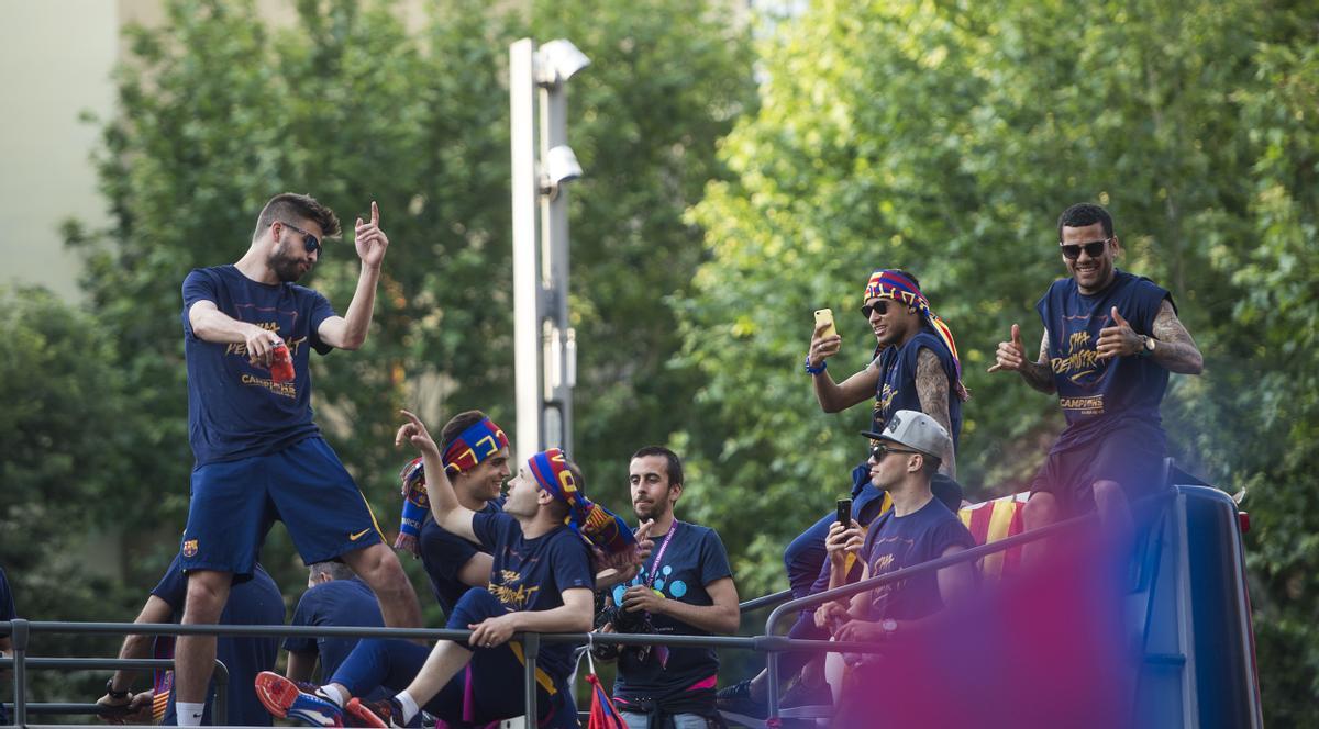 Gerard Piqué en la caravana azulgrana a su paso por la avenida del Paral.lel celebrando el título de liga con los aficionados en mayo de 2016. 