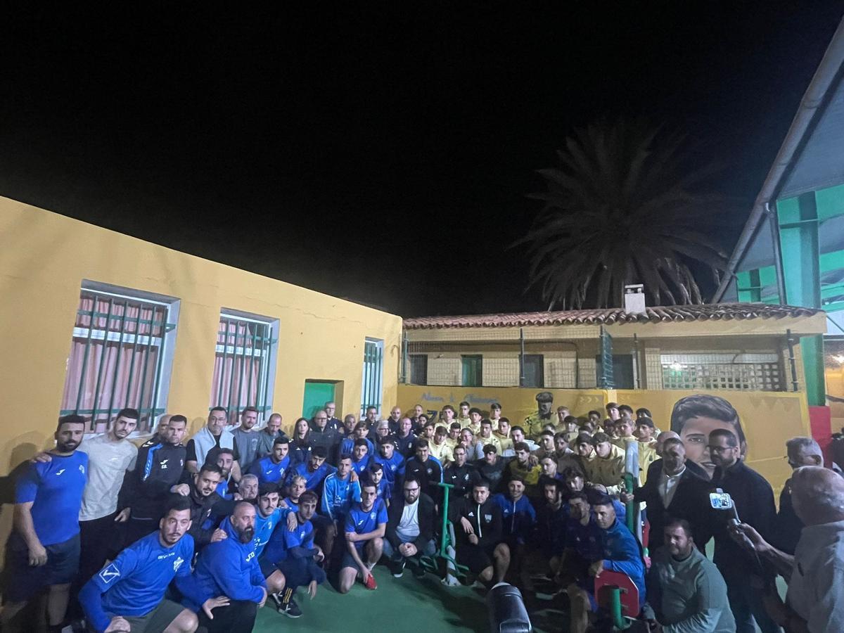Integrantes de los equipos en los que se formó Zeben, con familiares y amigos, en la cancha que lleva su nombre en Gáldar.