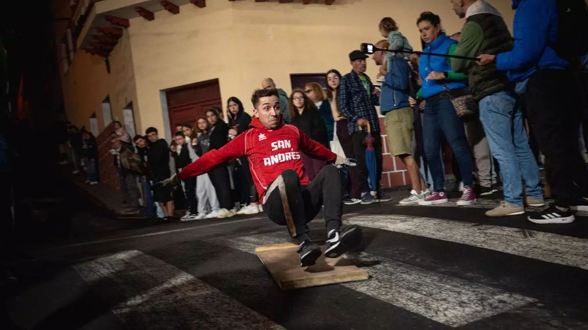 Icod de los Vinos huele a madera viva por las tablas de San Andrés