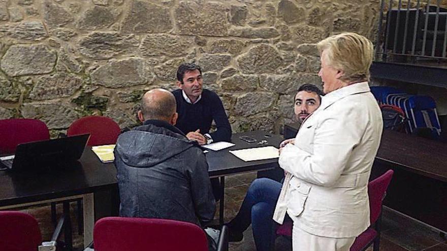 Vecinos de Bordóns exponen sus demandas al alcalde. // FdV