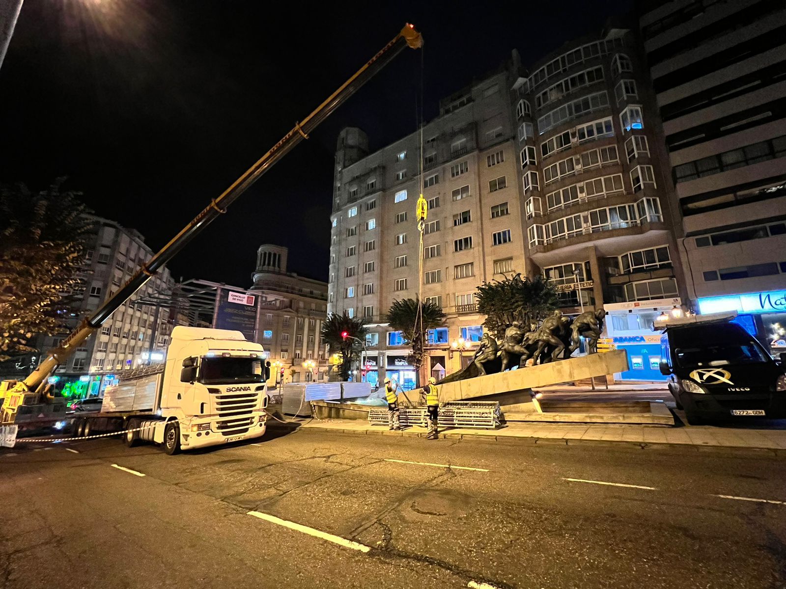 Instalación de los primeros adornos de Navidad en Vigo