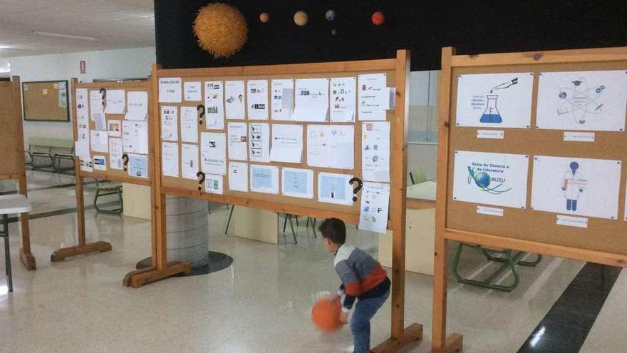 Exposición con carteles para la Feira da Ciencia e Literatura, en el vestíbulo del IES J.Carballeira. // S.Á.