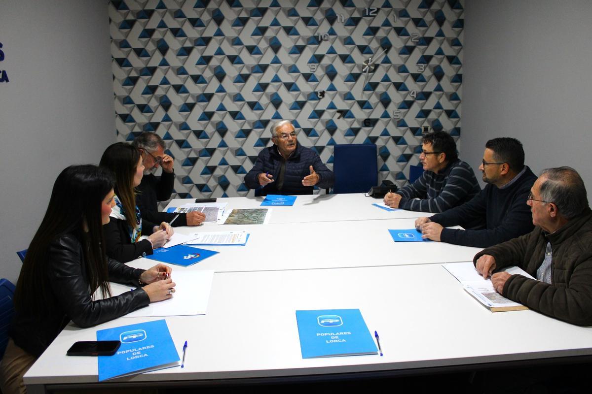Varios representantes vecinales durante una reunión mantenida en la sede local del PP este martes.