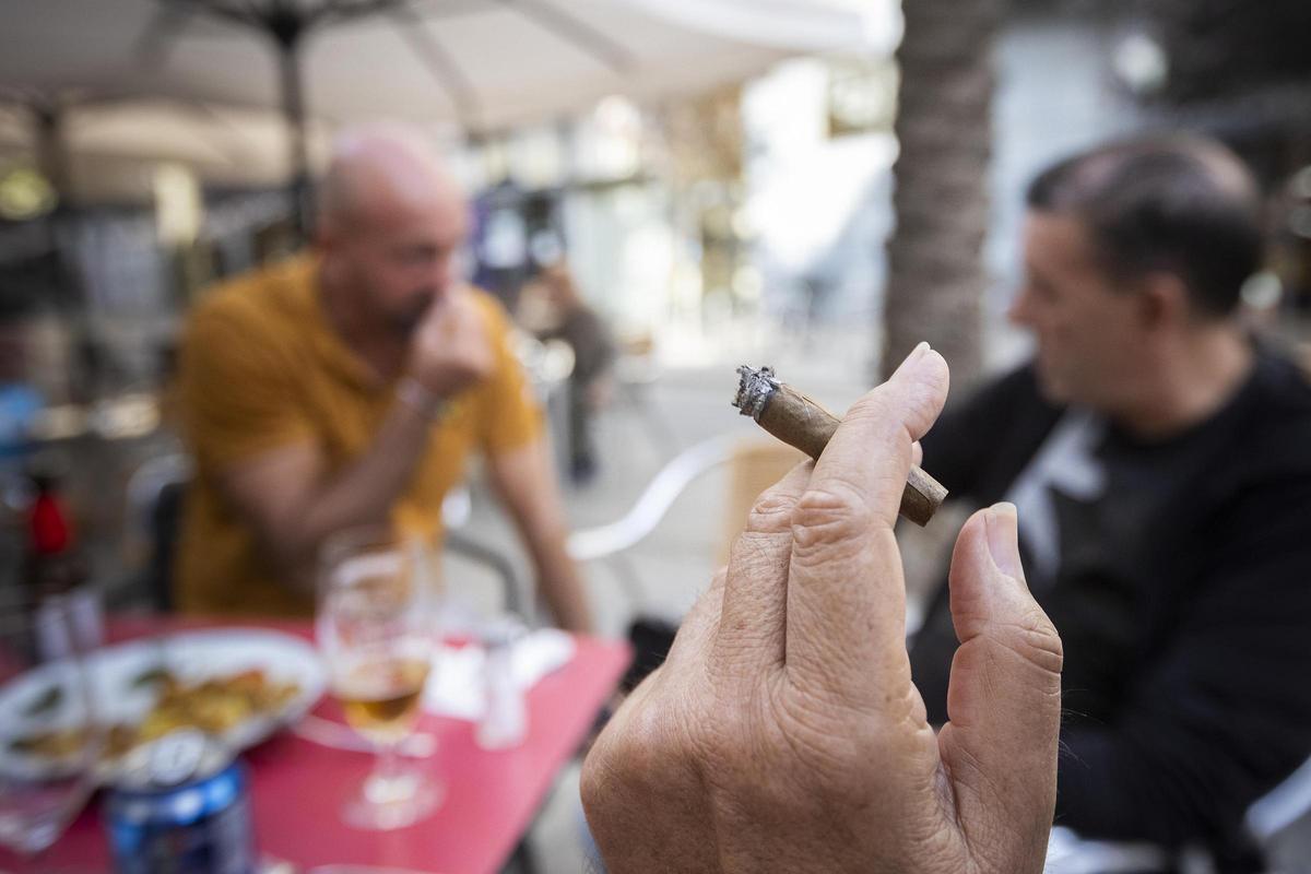 Sanitat amplia els espais lliures de fum: prohibirà fumar en campus universitaris, discoteques a l’aire lliure o furgonetes de repartiment Sanitat amplia els espais lliures de fum: prohibirà fumar en campus universitaris, discoteques a l’aire lliure o furgonetes de repartiment