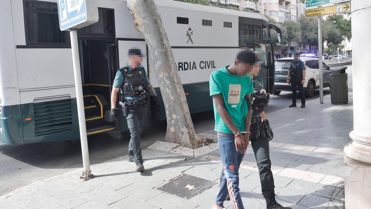 Uno de los detenidos, ayer al pasar a disposición judicial.