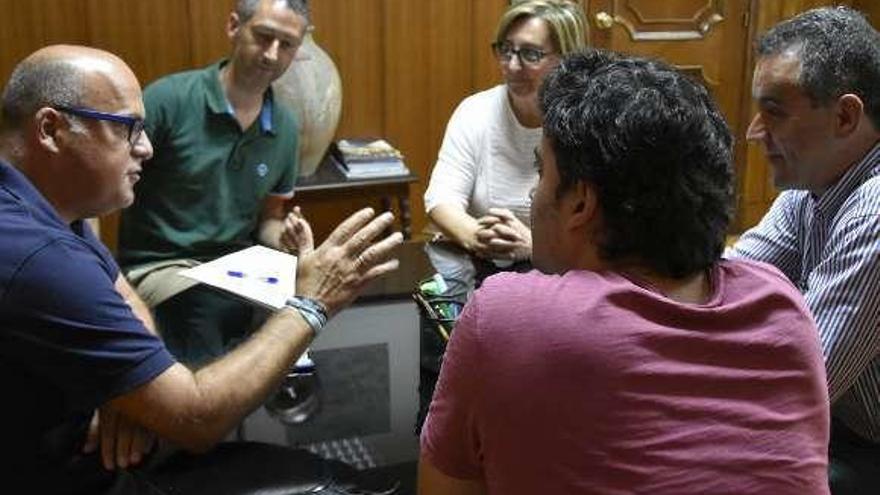 Baltar, con miembros de la comisión vecinal. // FdV