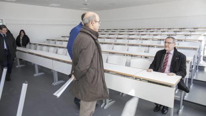 Vicent Climent durante una visita a las nuevas instalaciones de Ciencias de la Salud.