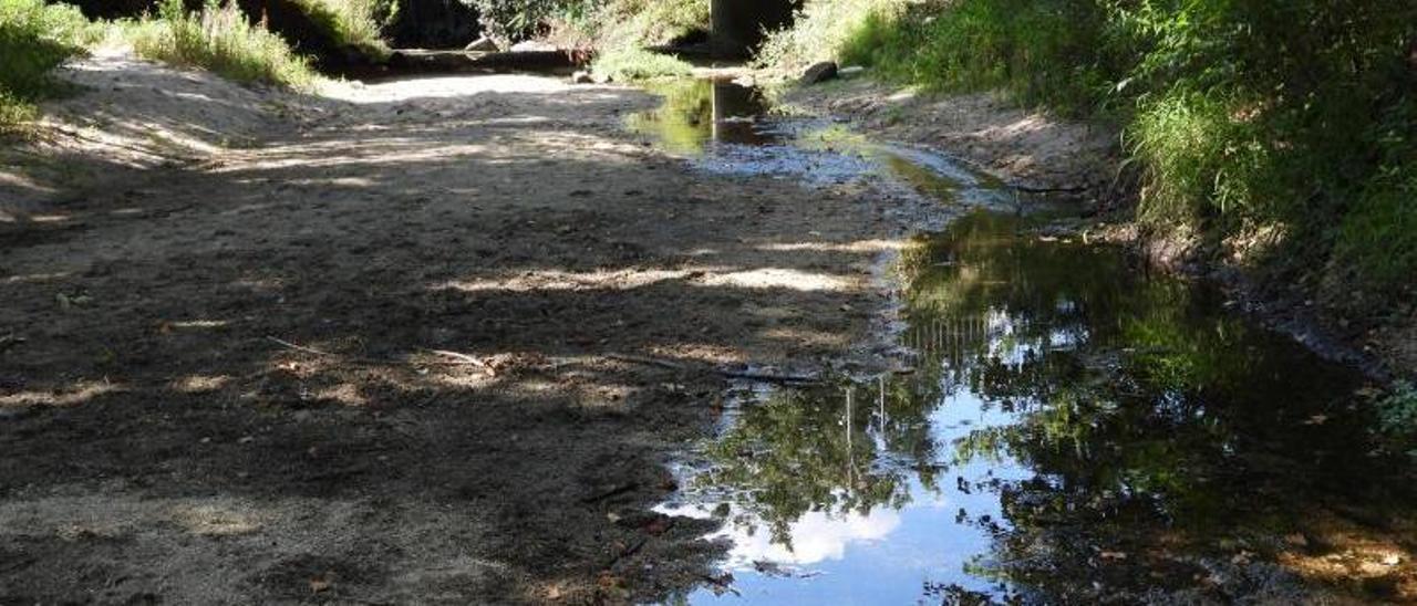 Un hilo de agua, poco más que un charco, en el regato Maquiáns, que nutre el depósito del abastecimiento de Ribadavia.