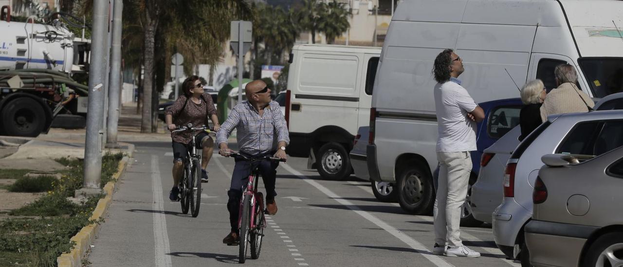 Visitantes circulando por uno de los carrile s bici de Santa Pola.  | ANTONIO AMORÓS