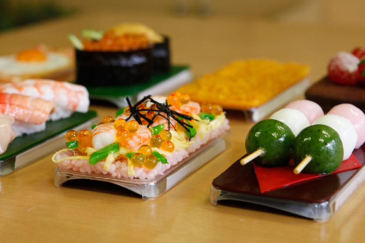 Carcasses d’Iphone decorades com si fossin peces de sushi en una exposició a Yokohama (Japó).