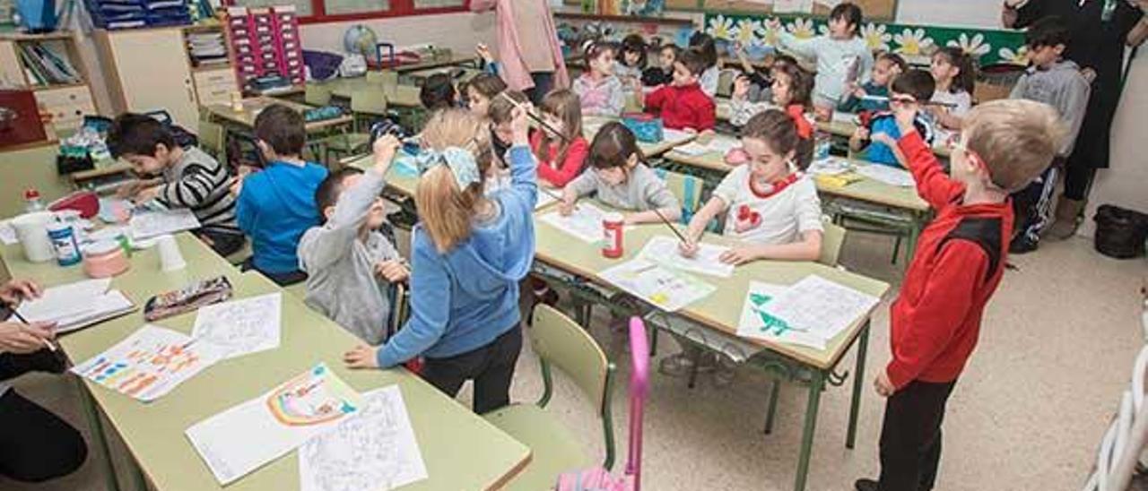 Iria Blanco durante su encuentro con los alumnos de 1º de Primaria del colegio Párroco Don Camilo.  // Cristina Graña