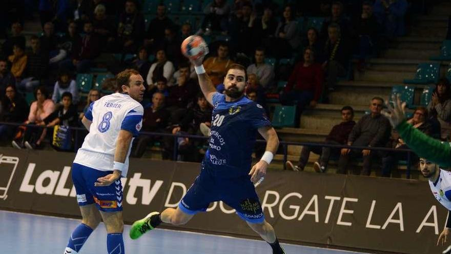 Dani Cerqueira en una acción del partido de la primera vuelta ante el Granollers. // Gonzalo Núñez