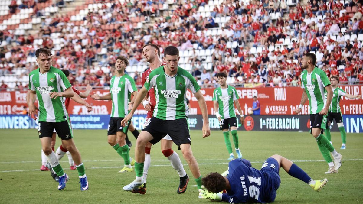 La plantilla del Betis Deportivo durante su visita a Nueva Condomina hace un par de jornadas.