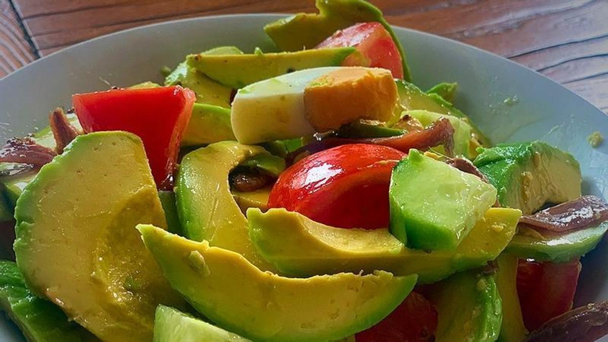 Ensalada de aguacate, tomate, pepino y anchoa