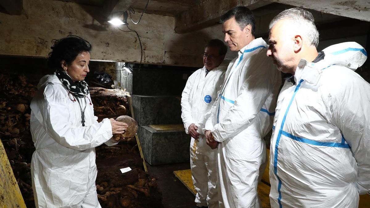 El presidente del Gobierno, Pedro Sánchez, y el ministro de Memoria Democrática, Ángel Torres, el pasado mes de abril en su visita a Cuelgamuros.
