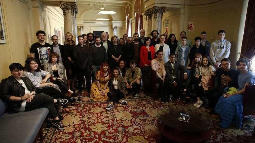 Miembros del jurado, varios de los finalistas y organizadores del festival posan en el foyer del teatro.