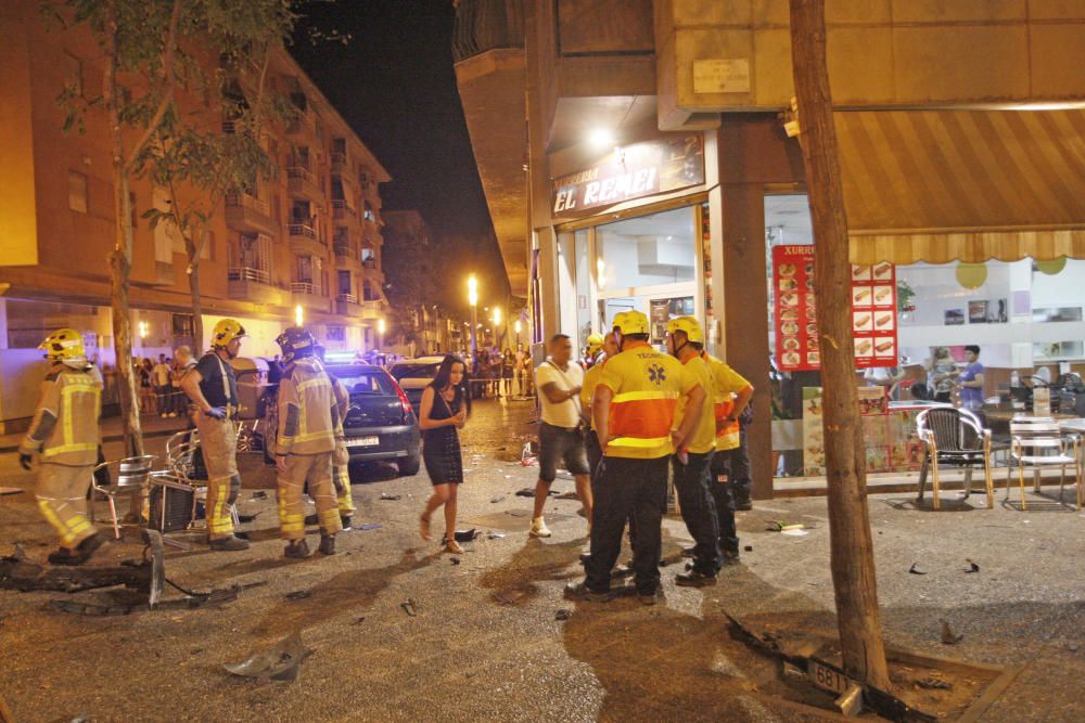 Un cotxe perd el control i atropella nou persones d'una terrassa de Girona