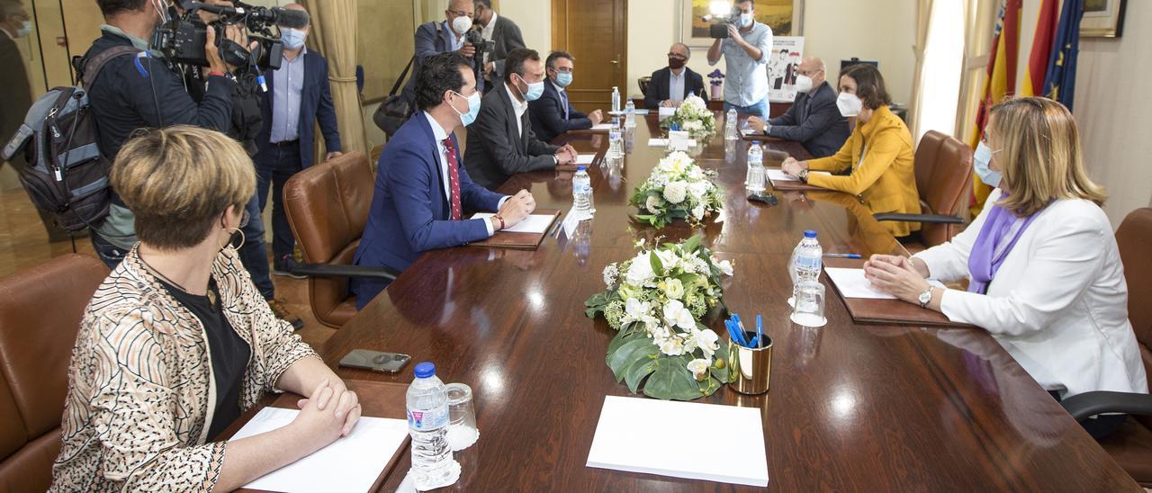 Una imagen de la reunión de la ministra Maroto con los representantes de FICE y los alcaldes de Elche y Elda.