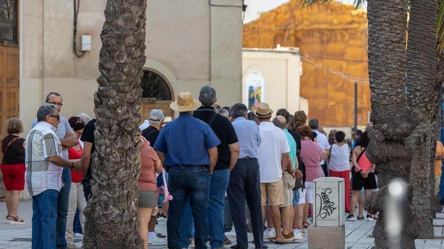 Colas en la Plaza de Toros de Alicante para comprar entradas