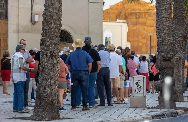 Colas en la Plaza de Toros de Alicante para comprar entradas para la Feria de San Juan