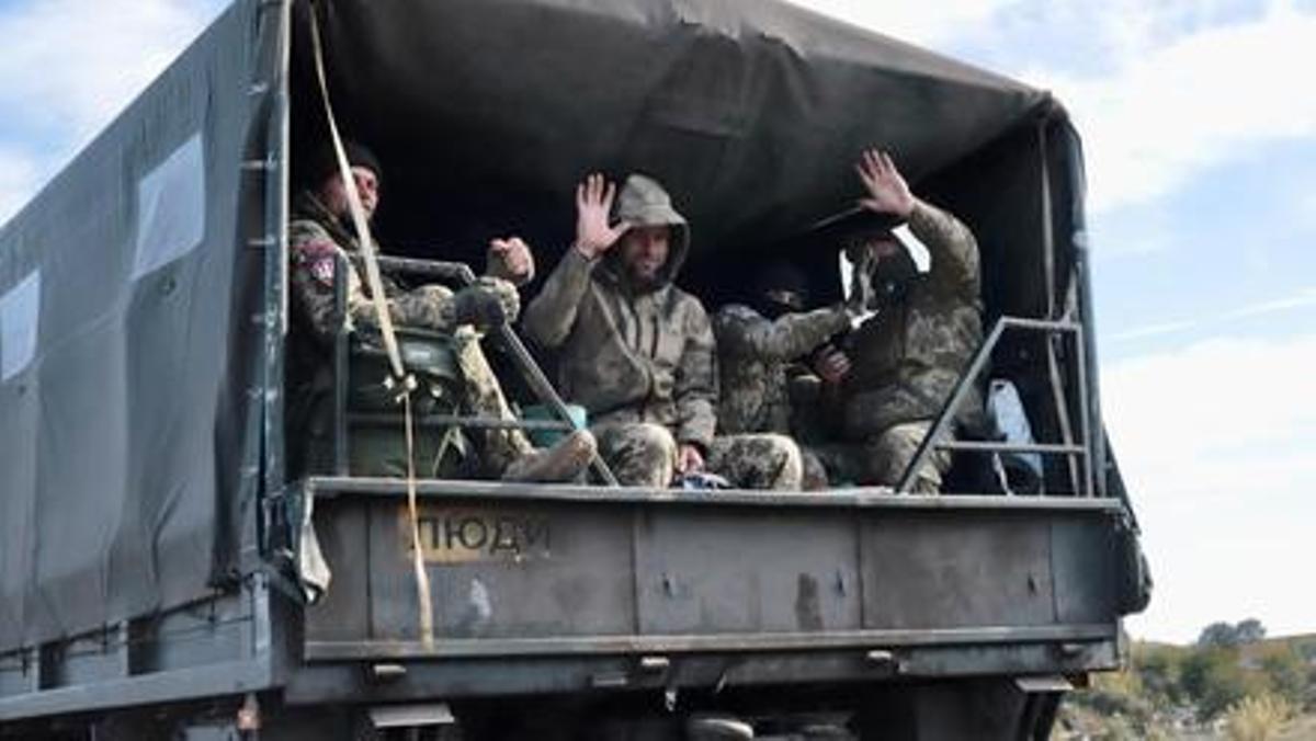 Un camión transporta a soldados en la carretera entre Krivyi Rih y Dnipro.