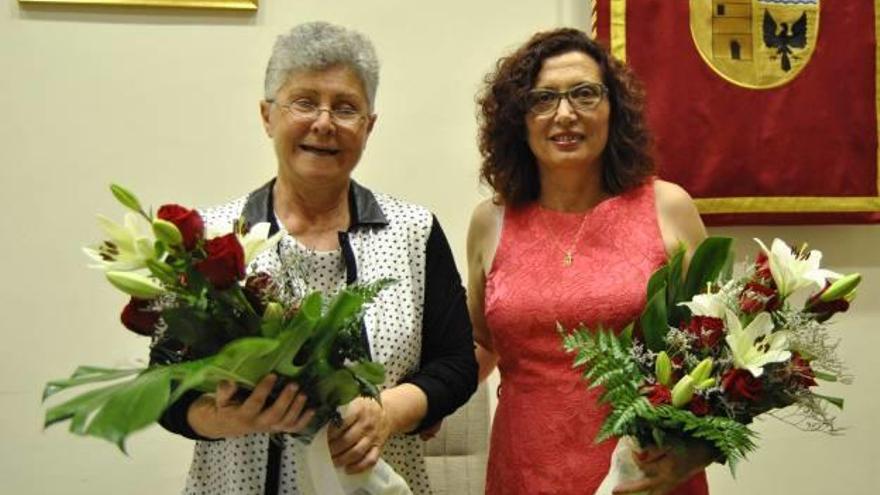 Emilia Ortiz, izquierda, junto a Amparo Estarlich, derecha, durante el pleno de investidura.