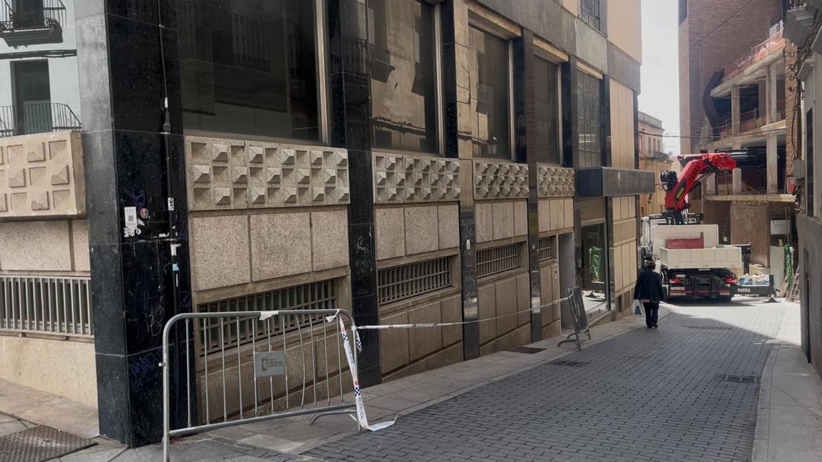 Vídeo | Restringido el tráfico en una parte de la calle Clavellina de Cáceres por el desprendimiento de una cornisa