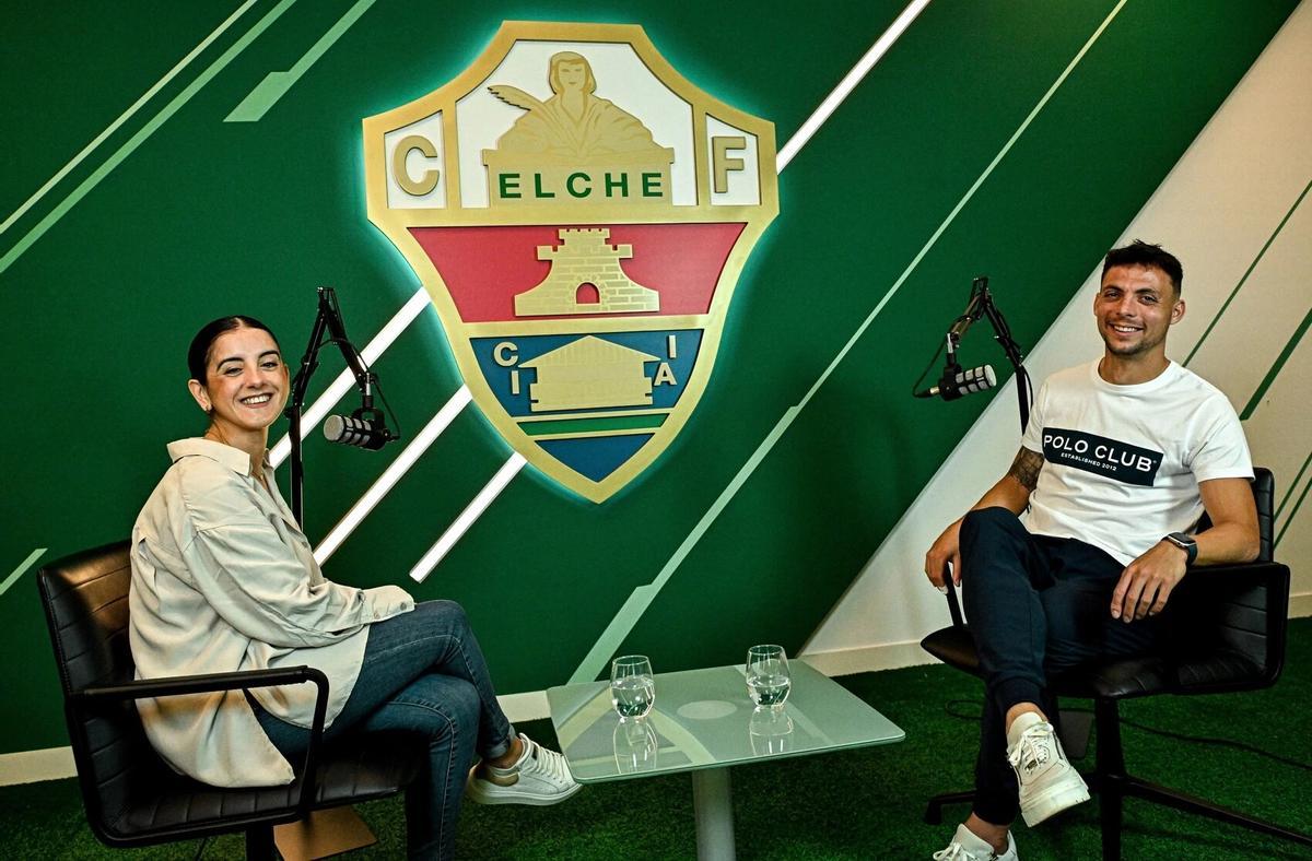 Óscar Plano, junto a Asun Candela, del gabinete de Prensa del Elche, durante la grabación del podcast