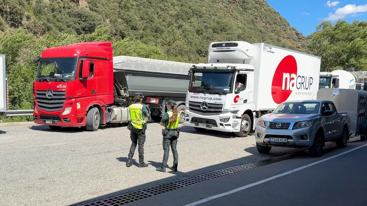 Agents de la Guàrdia Civil donant pas a vehicles pesants de mercaderies a la Farga de Moles