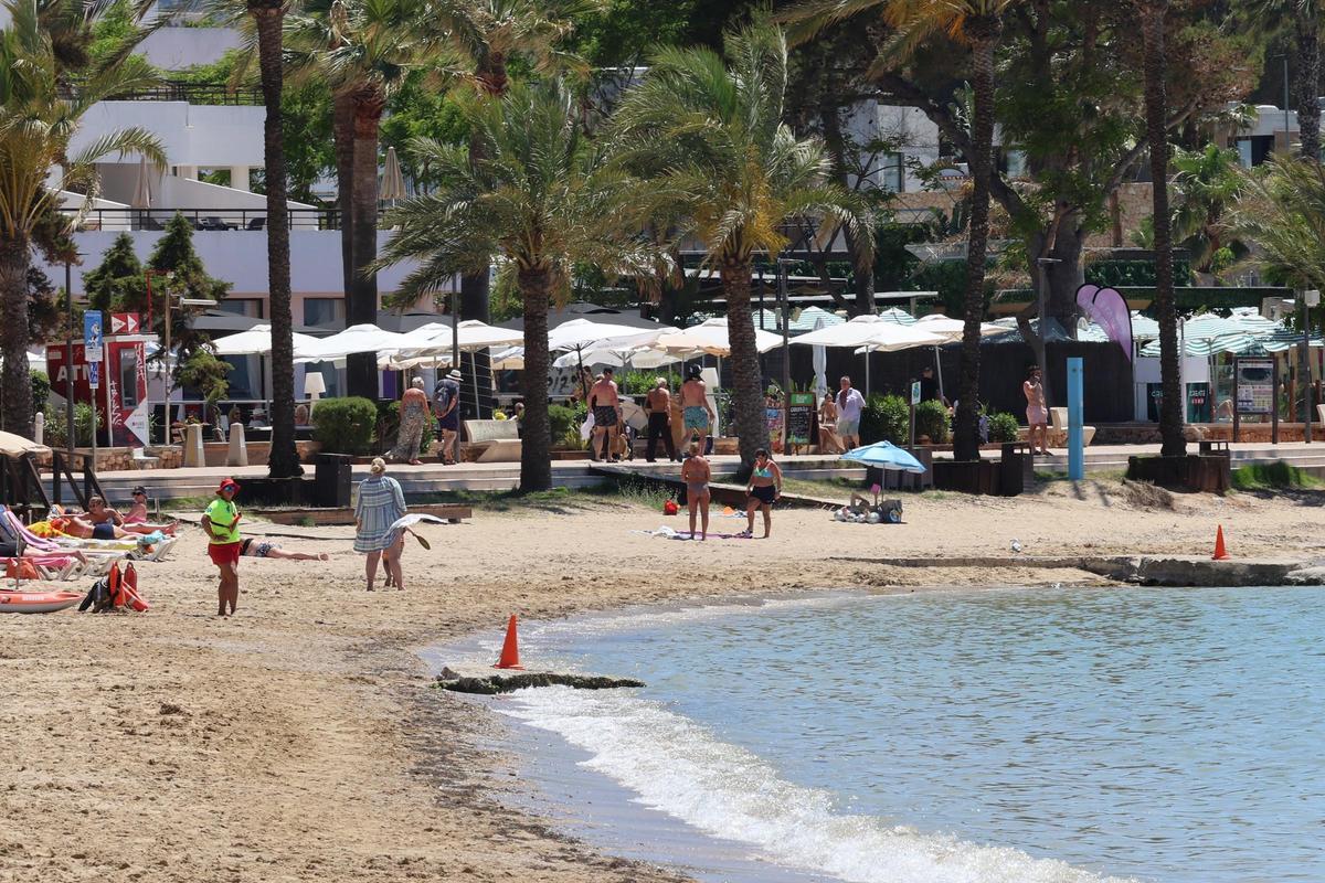 Galería: cerrada una playa de Ibiza tras detectarse un vertido de aguas residuales provocado por la rotura de una tubería