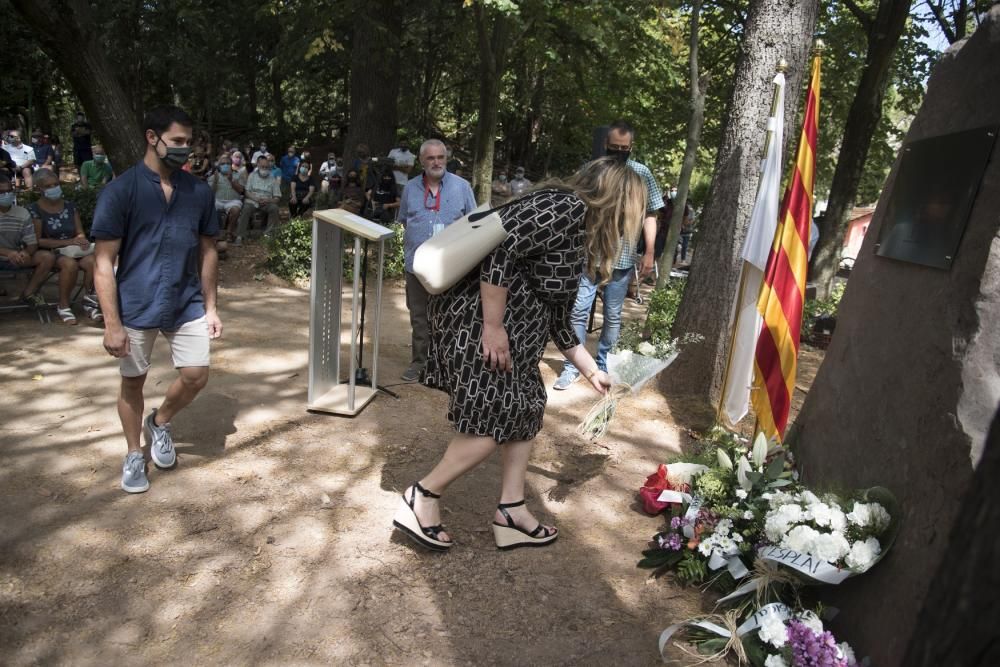 Moià alça un monòlit en memòria dels veïns que han mort durant la pandèmia