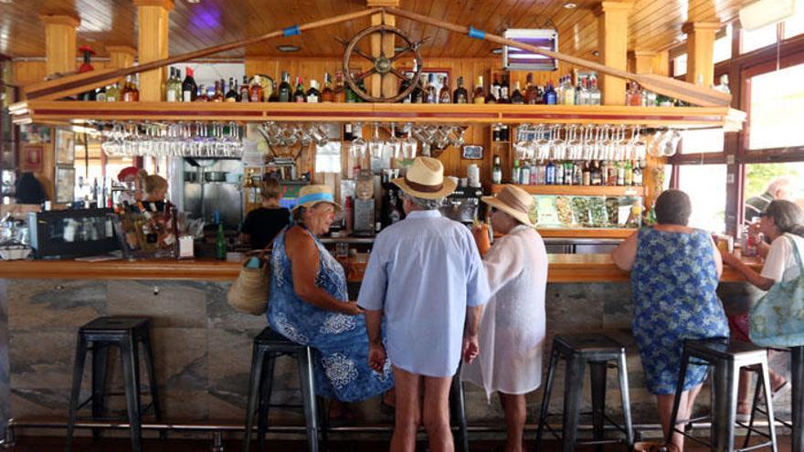 Clientes de un chiringuito de Torremolinos, este verano.