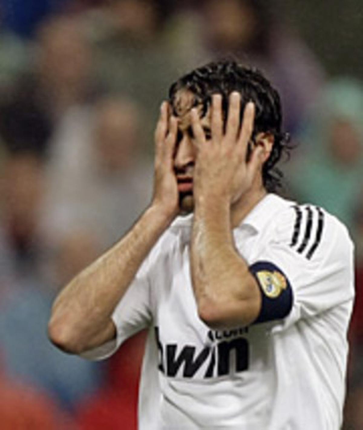 Raúl lamenta una ocasió fallada, al partit contra el Sevilla d’aquesta nit.