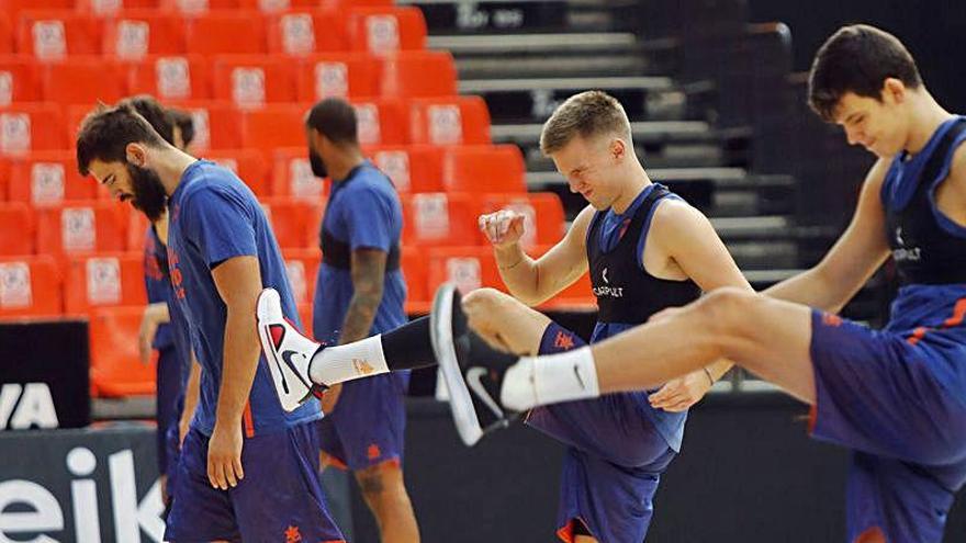 Entrenamiento de la primera plantilla del Valencia Basket en La Fonteta