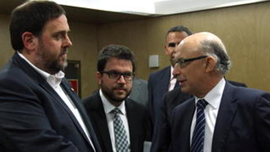 El vicepresident català, Oriol Junqueras, amb el ministre d&#039;Hisenda, Cristóbal Montoro, a l&#039;abril.