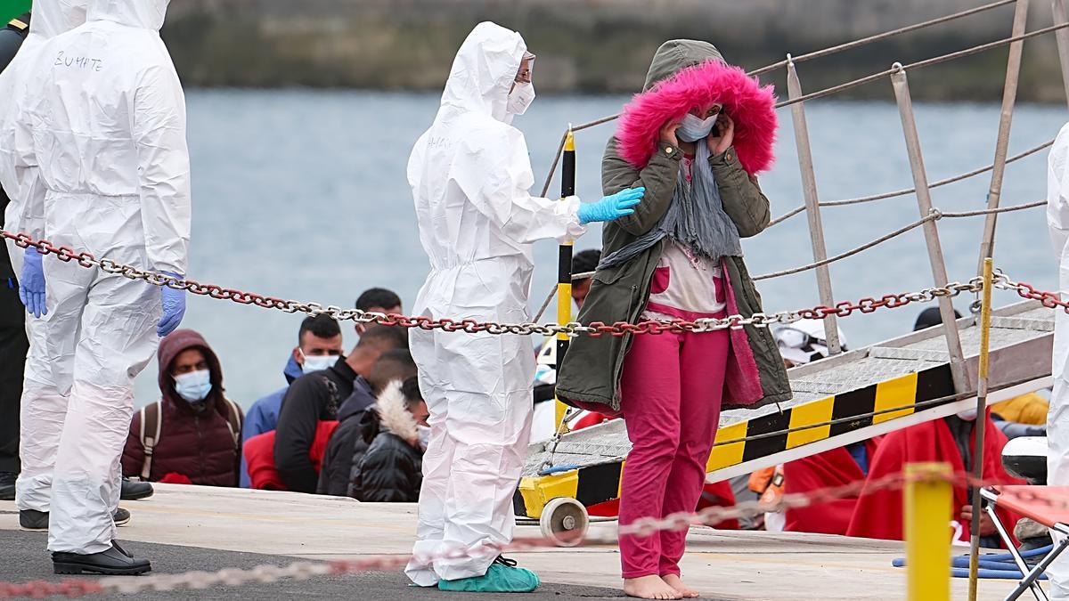 Una migrante tras haber sido rescatada de una patera en Fuerteventura, Canarias.