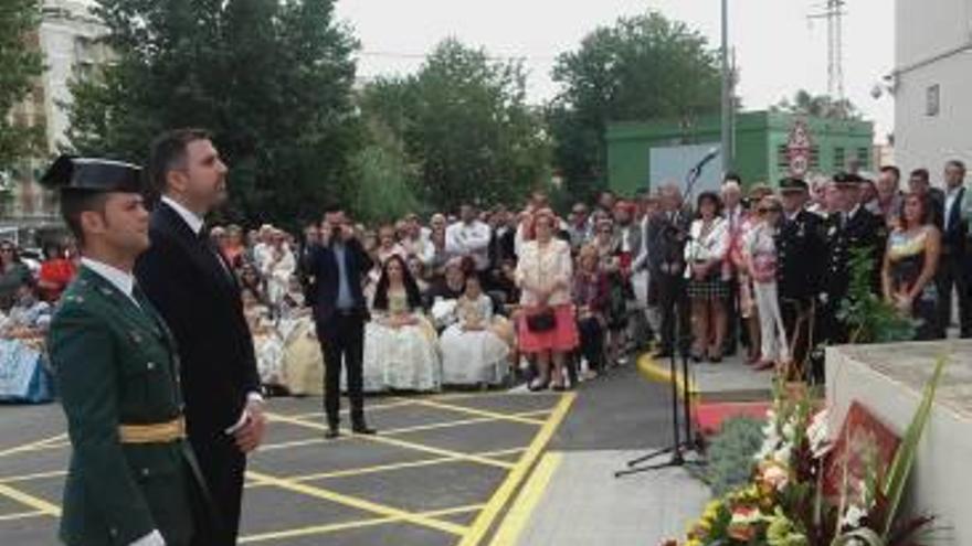 El espíritu castrense se dejó sentir ayer en los destacamentos de la Guardia Civil distribuidos por la comarca.Decenas de agentes intervinieron en la pequeña parada militar organizada en el cuartel de Almussafes. f vicent m. pastor Marcial traslado de la corona de laurel en Almussafes f v. M. P. Las primeras autoridades de Almussafes y Benifaió f V. M. P. El alcalde y el teniente-jefe de Cullera homenajean a los caídos en actos de servicio f joan gimeno Agentes del destacamento de la Guardia Civil de Tráfico de Alzira, en la misa que se ofició en la parroquia de Santa Catalina de Alzira f alfonso rovira Un niño disfruta de la exhibición de vehículos desarrollada ante el cuartel de Cullera f J. gimeno Imagen de la procesión de la Virgen del Pilar que se desarrolló por las calles de Almussafes f vicent m. pastor