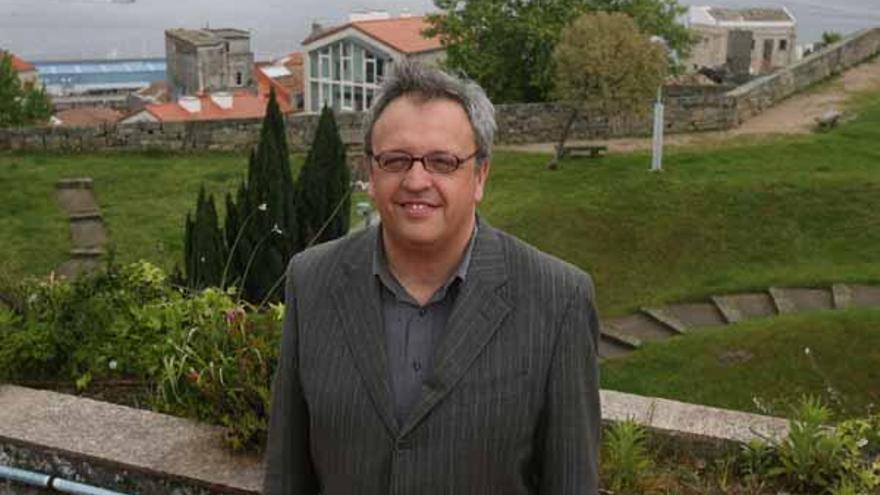 Eudosio Álvarez, en la terraza del Concello, con el Casco Vello al fondo.