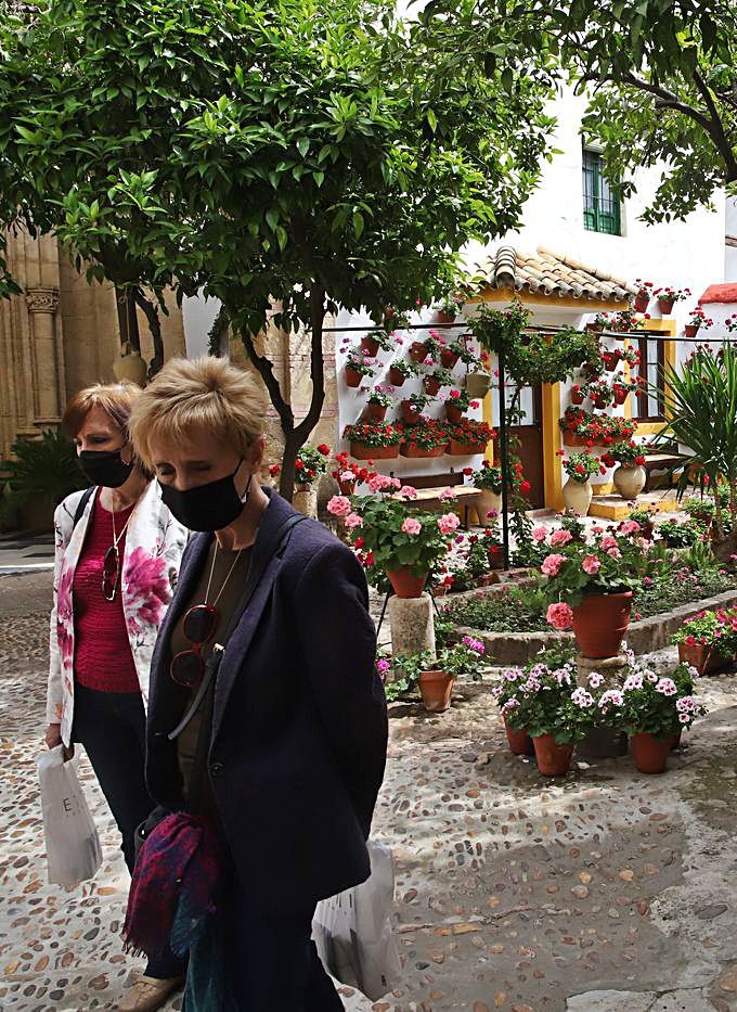 Con mascarilla | Dos visitantes del recinto.