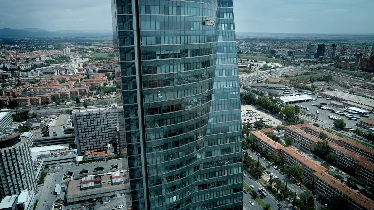 Vista de una de las cinco torrres y del tramo norte del Paseo de la Castellana que se soterrará.