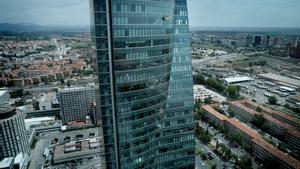 Madrid. 21.06.2023. Unos trabajadores limpian los cristales en uno de los rascacielos de las Cuatro Torres