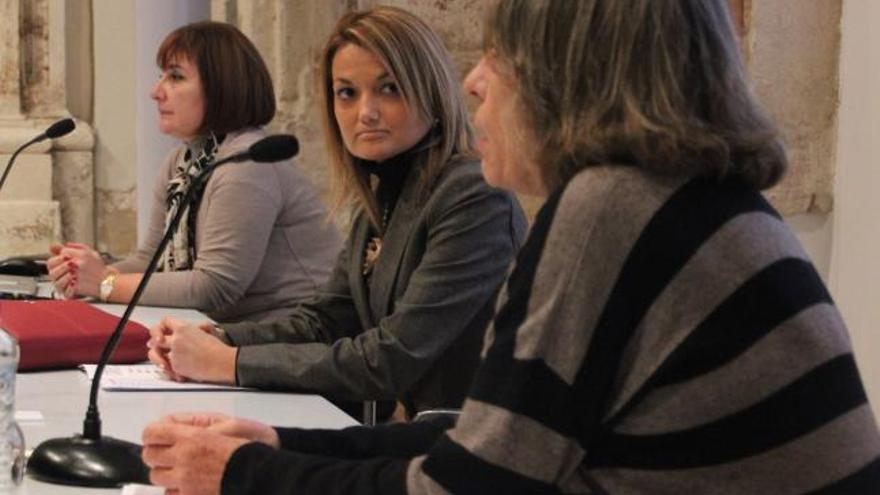 Concha González (primer plano), Amparo Sanz y María Teresa Hernández.