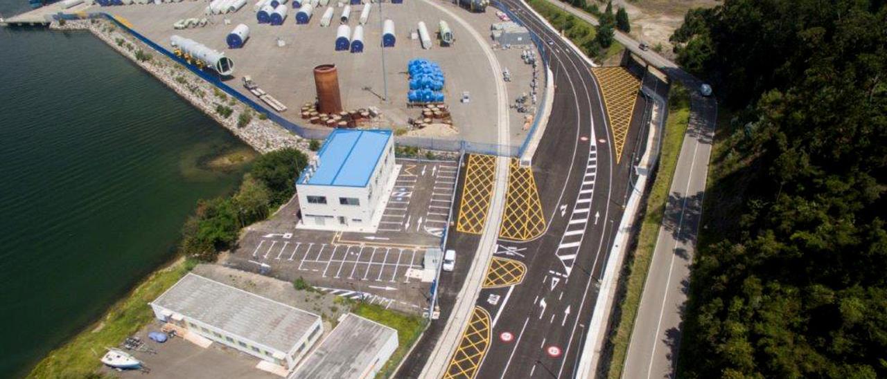 Muelle de Valliniello, con parte de la zona que se quiere rellenar, a la izquierda.