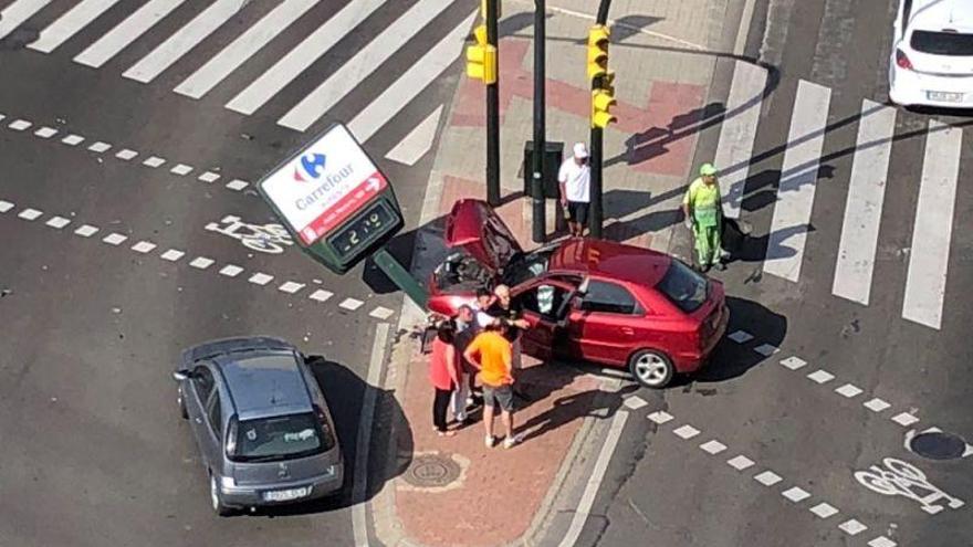 Un coche derriba un poste de temperatura en Paseo María Agustín