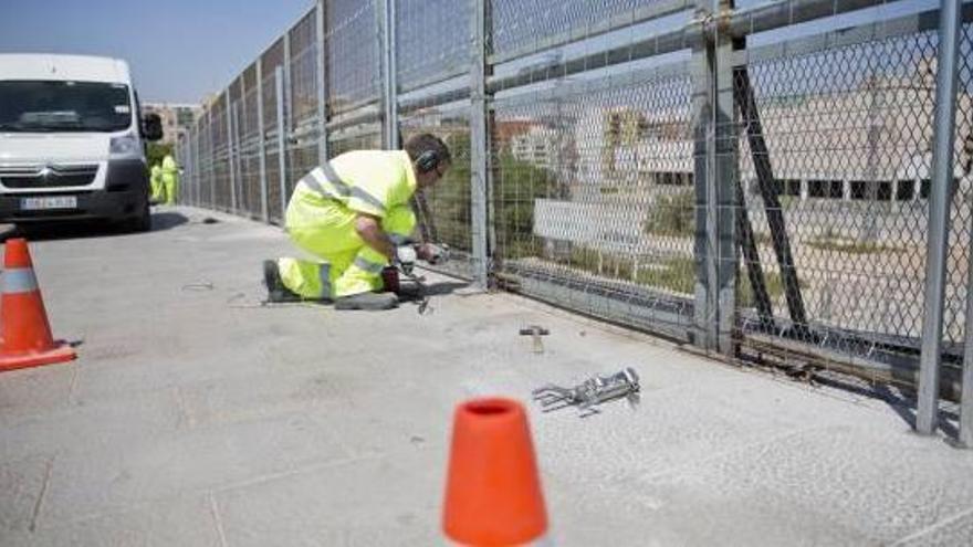 Valla sobre valla en el puente de las vías