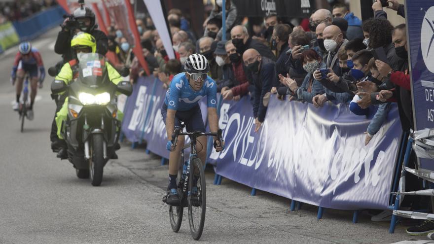 Dos pájaros de un tiro: el homenaje del Movistar al que fuera su médico en la primera etapa de la Vuelta a Asturias