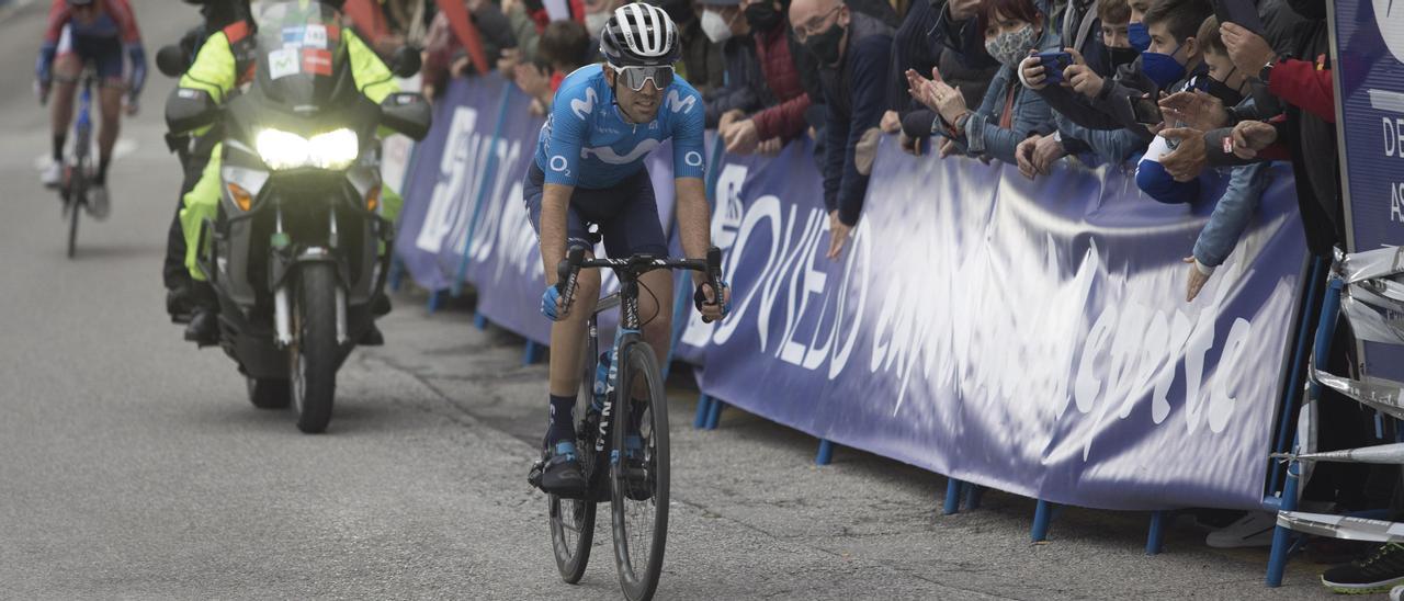 Pedrero cruza la meta, ayer en La Vuelta a Asturias