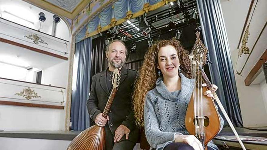 El músico valenciano Efrén López y la griega Kelly Thoma, ayer en el Mar i Terra.