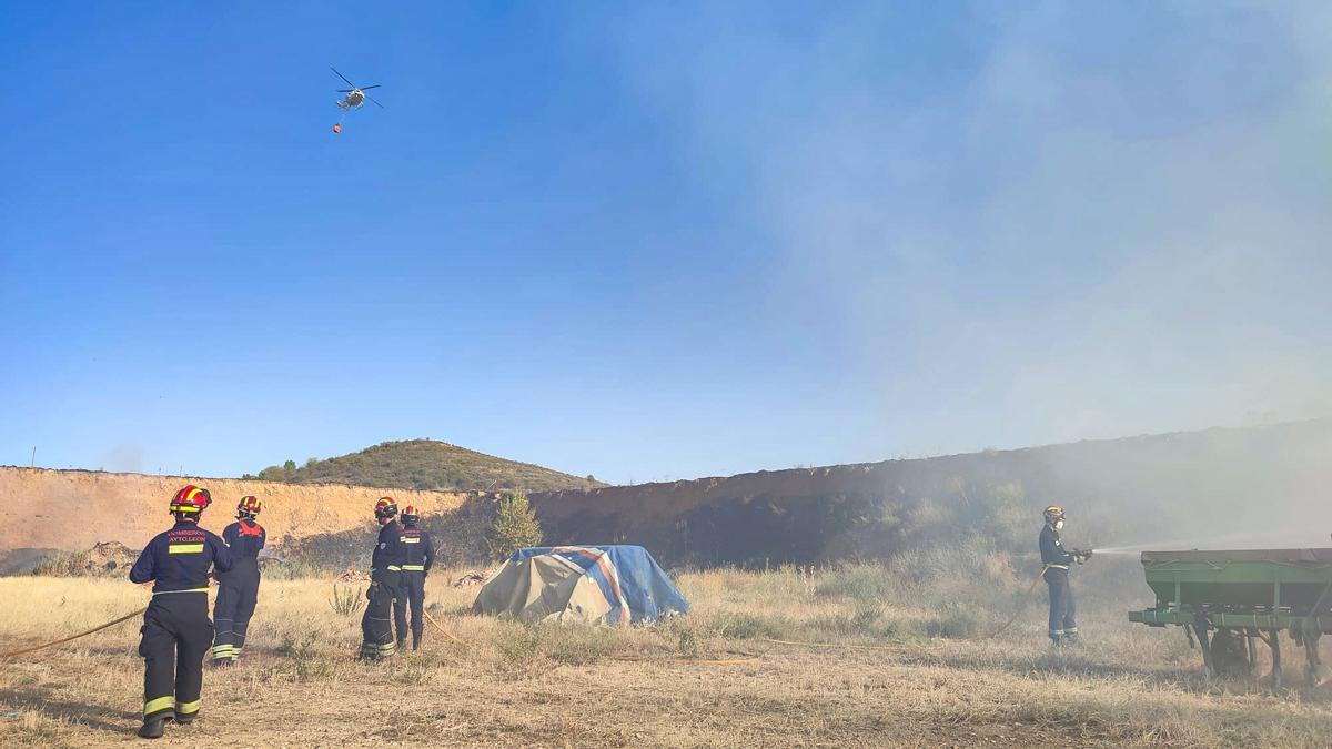 Medios aéreos y terrestres intervienen en un incendio forestal en Castrillo del Condado (León)
